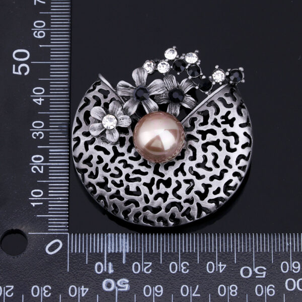 Popular Hollow Rhinestone Pearl Brooch - Image 4