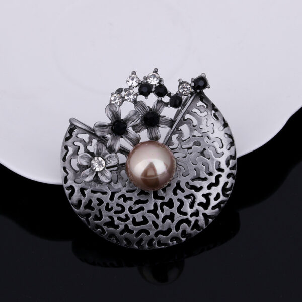 Popular Hollow Rhinestone Pearl Brooch - Image 3