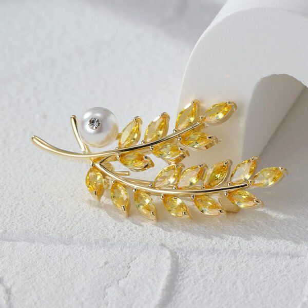 1730792676867051520.jpg High-grade Leaf Pearl Brooch For Women