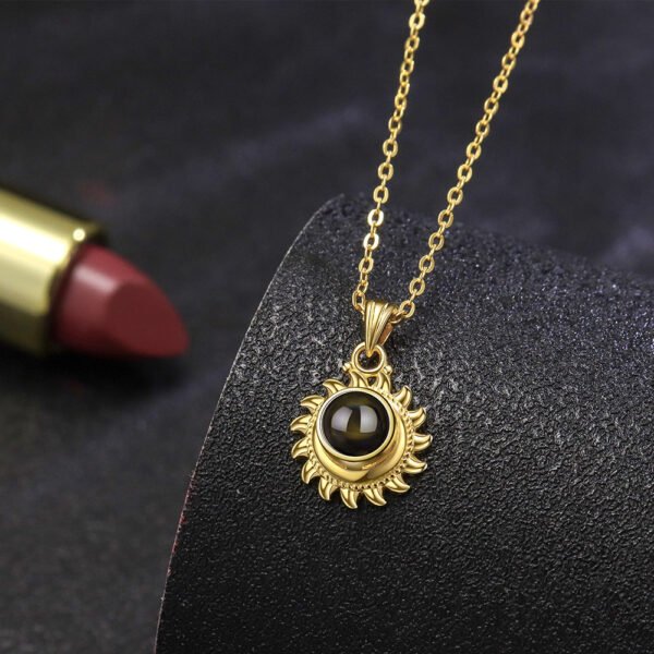2592c999-0a67-4dfe-a5cd-f60edadaba1c.jpg Language SUNFLOWER Projection Necklace