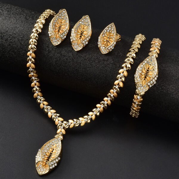 33617073-53dd-4e00-9036-760a268cc64d.jpg Middle Eastern-style Bridal Jewelry Set