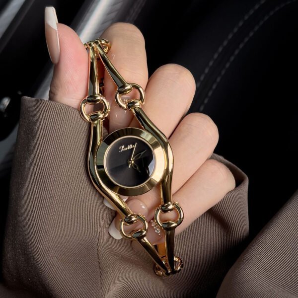 3cd9d423-2411-40b2-95e3-e681dd33188c.jpg Casual Women's Watch Hollow Design