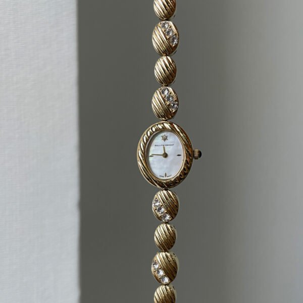 5cda3016-9789-4aca-add4-833f2c9de470.jpg Watch With High Aesthetic Appeal And Retro Style