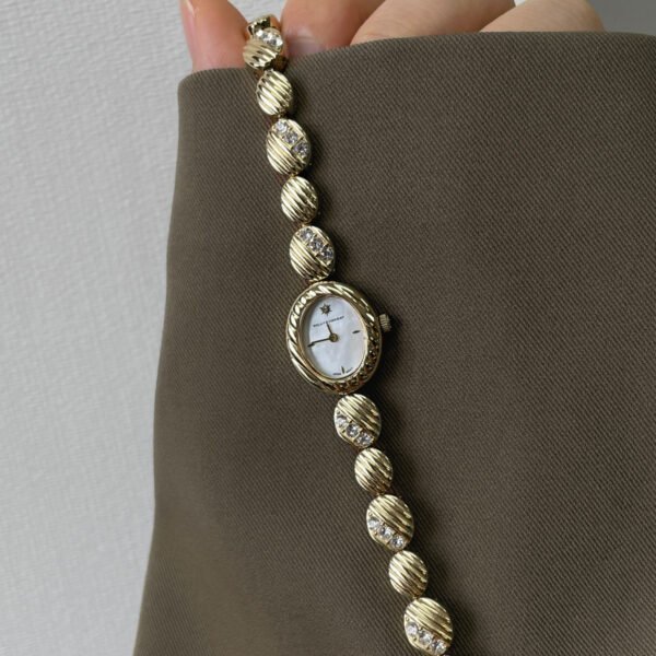 5e241143-3141-49e1-9117-b2c0c7c41876.jpg Watch With High Aesthetic Appeal And Retro Style