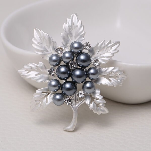 6c25acb1-129a-4770-b810-ef9c8920e11a.jpg Leaves Matte Brooch Pearl Fashion Retro Rhinestone Pin