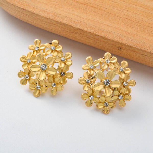 721629ff-7860-4288-974f-338235b5363d.jpg Floral Jewelry Adorned With Diamonds