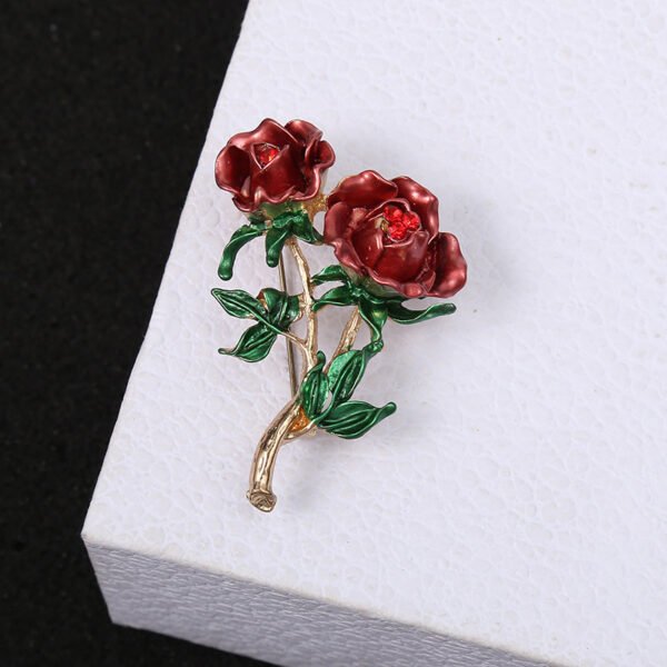 89cae4e3-bef6-490d-9b29-6c48ee41ddda.jpg Three-dimensional Rose Flower Rhindiamond-style Brooch