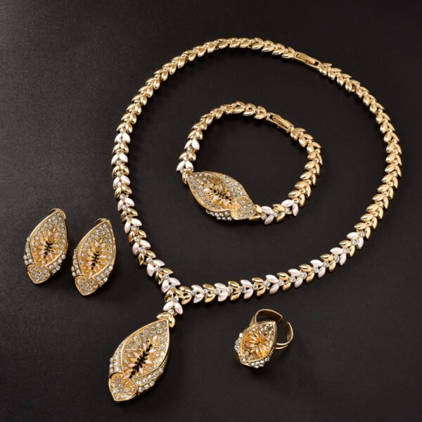 8fb7ba9f-8c2c-4b98-bcb5-9926f730552a.jpg Middle Eastern-style Bridal Jewelry Set