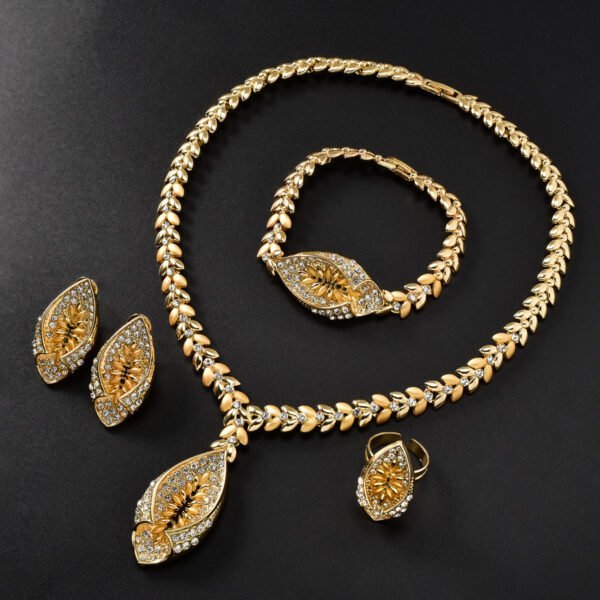 98ca9b30-90a6-439a-a0fa-d1f08f124b6f.jpg Middle Eastern-style Bridal Jewelry Set