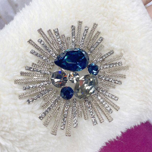a70634d5-433a-4a0f-a73d-7c4b2dd2add0.jpg Women's Fashionable Airy Faux Gemstone Brooch