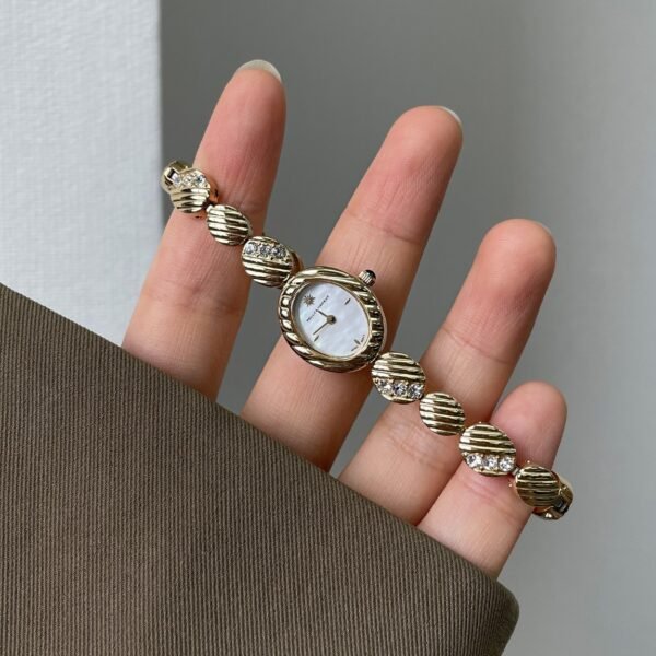 d080478d-2910-4ca4-b94a-eb78f5a9c8ee.jpg Watch With High Aesthetic Appeal And Retro Style