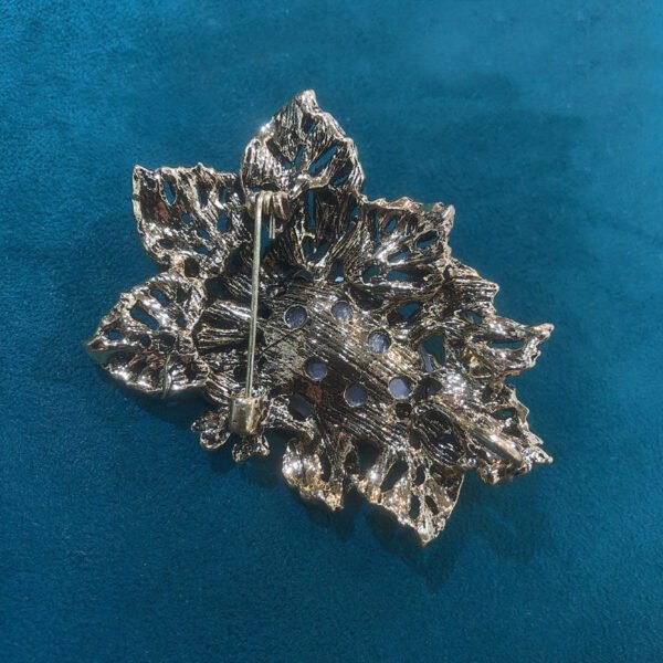 d1d8aec9-2c48-4bfe-86b0-97029d357ab4.jpg Crystal Glass French Flower Jacket Pin