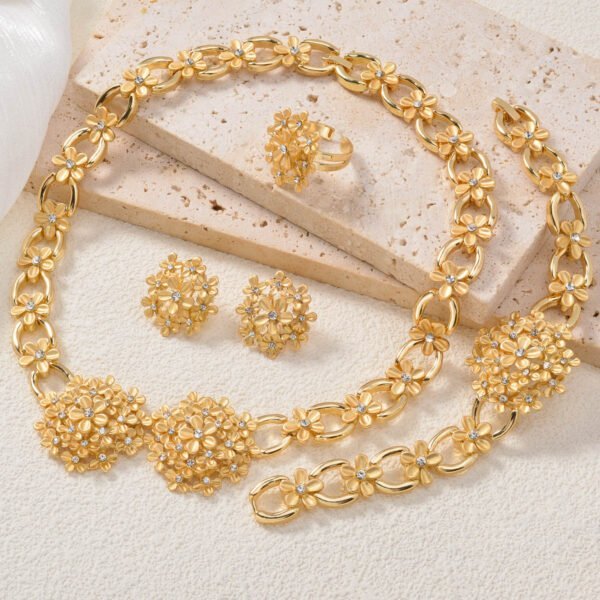 d95e089d-4938-44c9-984c-cb0ad241a5b3.jpg Floral Jewelry Adorned With Diamonds