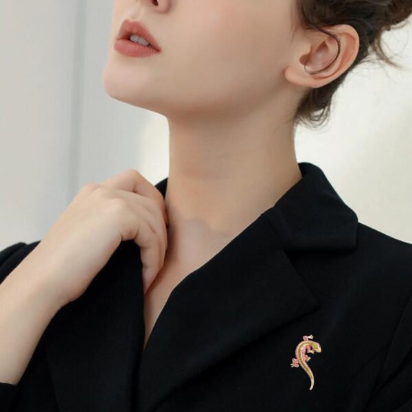 faf0f2df-e42a-4f9f-b16c-99959d2334c2.jpg Lizard Diamond Brooch
